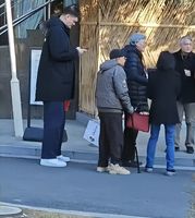 姚明陪父母上海探亲，身材发福似 &ldquo;邻家大叔&rdquo;，拎礼品表情无奈