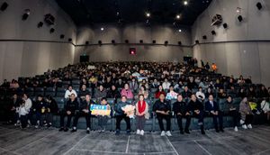 电视剧《小城大事》热播，主角原型在浙江龙港与市民组团观看首映